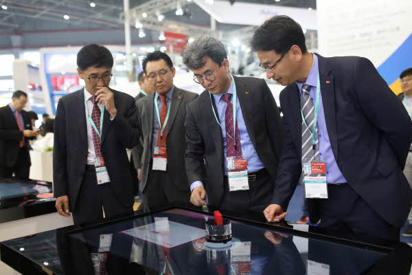김형건(왼족에서 세번째) SK종합화학 사장이 25일 중국 사업 임원들과 함께 차이나플라스 현장을 찾아 자사 부스를 둘러보고 있다. [사진=SK종합화학]