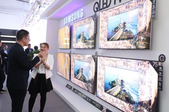 중국 전자상회 주관으로 4월 25일 중국 베이징 중관춘 지역의 상지원에서 열린 제2회 'QLED 포럼'에서 참석자들이 삼성전자의 2018년형 QLED TV를 감상하고 있다.