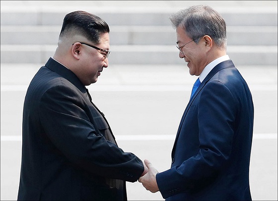 남북정상회담이열린 27일 오전 문재인 대통령과 김정은 북한 국무위원장이 판문점에서 만나 인사를 나누고 있다. ⓒ한국공동사진기자단