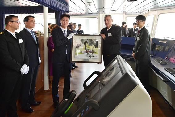 조영태 현대미포조선 노동조합위원장이 1000번째 선박 발주에 대한 감사의 의미로 동양화를 선물로 선사 관계자에게 전달하고 있다.ⓒ현대미포