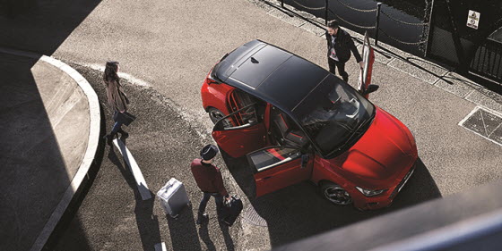 현대자동차가 국내 대표 카셰어링 업체 그린카와 함께 5월 1일부터 6월 30일까지 신형 벨로스터를 무료로 시승해 볼 수 있는 ‘신형 벨로스터 무료 시승 이벤트’를 실시한다.ⓒ현대차