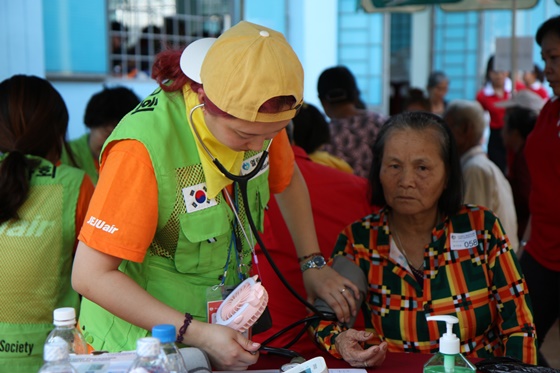 지난 25일부터 30일까지 베트남 빈프억성 지역을 방문한 제주항공과 열린의사회 자원봉사자들이 주민의 건강상태를 살피고 있다ⓒ제주항공