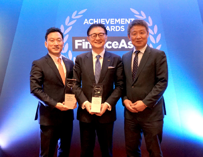 한국투자증권이 2017년2월16일 홍콩 그랜드하얏트 호텔 그랜드볼룸에서 열린 파이낸스아시아 주최 '2016 공로상'(Achievement Awards) 시상식에서 3개 부문(Best Equity Deal, Best IPO, Best Korea Deal)에서 수상하고 기념사진을 찍고 있다. 유상호(가운데) 한국투자증권 사장, 김성환(왼쪽) 경영기획총괄 부사장, 김영근(오른쪽) 홍콩법인장.ⓒ한국투자증권