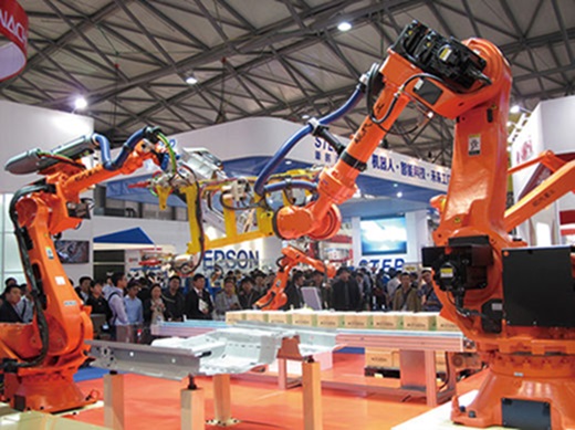 중국 상하이 국제산업전시회에서 독일 쿠카그룹이 선보인 산업용 로봇.ⓒ연합뉴스
