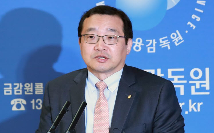 원승연 금융감독원 부원장은 8일 삼성증권 배당사고에 대한 검사결과 발표 자리에서 “삼성증권의 배당 사고는 전체 배당시스템 문제가 아닌 삼성증권 내부 우리사주 배당시스템의 문제로 발생했다”고 밝혔다. 정상적인 거래라면 삼성증권 조합장 계좌에서 먼저 주식이나 배당이 출고, 출금된 후에 조합원 계좌로 입고, 입금돼야 한다. 삼성증권 경우 이와 반대로 진행됐다. ⓒ연합