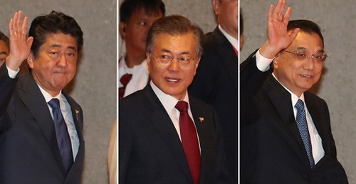 문재인 대통령은 9일 오전 일본에 도착해 한국, 중국, 일본 외교전에 본격 돌입했다. 사진=연합뉴스