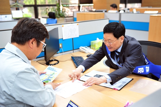 강낙규 기술보증기금 전무이사(오른쪽)가 9일 인천시 소재 부평지점에서 기업 대표자와 보증상담을 진행하고 있다.ⓒ기술보증기금