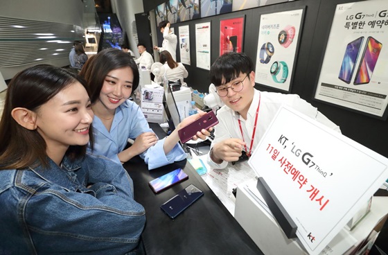 KT는 오는 11일부터 17일까지 전국 KT매장 및 공식 온라인 채널인 KT샵에서 LG전자 플래그십 모델인 ‘G7 ThinQ(씽큐)’ 예약판매를 진행한다고 10일 밝혔다. 
 ⓒKT