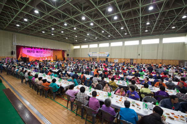 한화토탈은 지난 10일 충남 서산시 대산중학교 강당에서 지역 어르신 1200여명을 초청하여 '한화토탈과 함께하는 효잔치'를 개최했다. [사진=한화토탈]