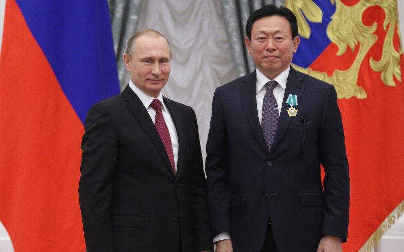 2015년 12월10일 러시아 크렘린 궁에서 열린 우호훈장 수여식에서 블라디미르 푸틴 러시아 대통령과 신동빈 회장이 기념촬영을 하고 있다.ⓒ롯데지주
