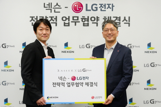 넥슨 이정헌 대표(왼쪽)와 LG전자 한국모바일그룹장 이상규 부사장(오른쪽)