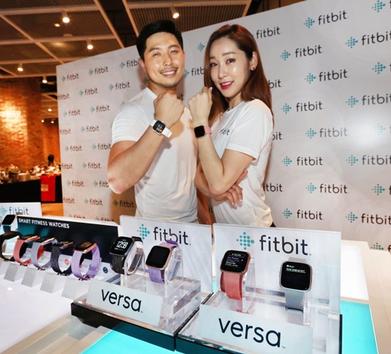 핏비트가 초경량 스마트워치 핏비트 버사(Fitbit Versa™) 국내 판매를 개시했다. ⓒ핏비트