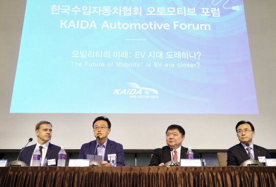 한국수입자동차협회는 17일 서울 중구에 위치한 더 플라자 호텔 다이아몬드홀에서 'KAIDA 오토모티브 포럼-모빌리티의 미래:EV 시대 도래하나'을 개최했다. ⓒ한국수입차협회