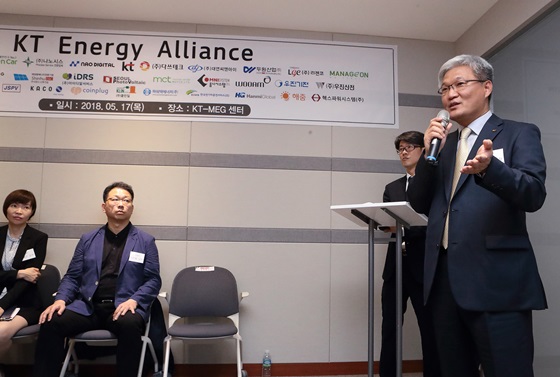 김영명 KT 스마트에너지사업단장이 17일 오전 경기도 과천의 에너지 통합관제센터 ‘KT-MEG(Micro Energy Grid) 센터’에서 열린 ‘KT 에너지 얼라이언스(Energy Alliance)’ 에너지신산업 분과’ 출범식에서 KT의 스마트에너지사업에 대해 소개하고 있다. ⓒKT