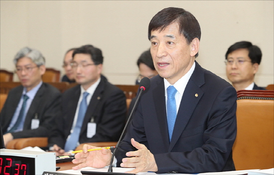 이주열 한국은행 총재가 국회에서 열린 국회 기획재정위원회에서 여야 의원들의 질의에 답변하고 있다. ⓒEBN