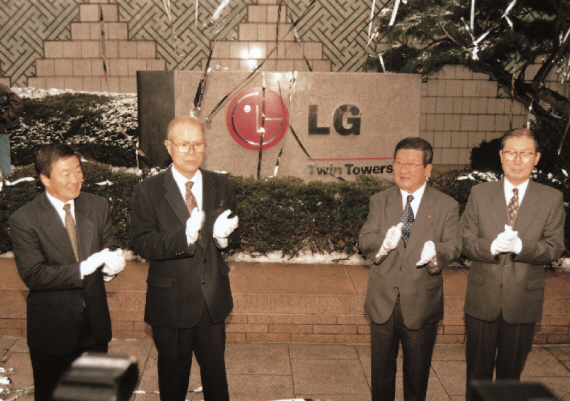 1995년 1월 LG CI 선포식을 마친 뒤 당시 구자경 회장(왼쪽 세번째)과 구본무 부회장(왼쪽 첫번째)이 서울 여의도 LG트윈타워 표지석 제막식을 하는 장면