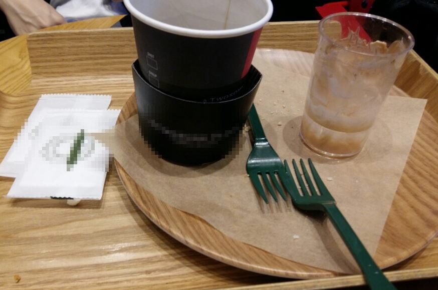 유명 제빵브랜드 본점에서 실내 고객에게 1회용 종이컵과 플라스틱 포크를 제공했다.ⓒEBN