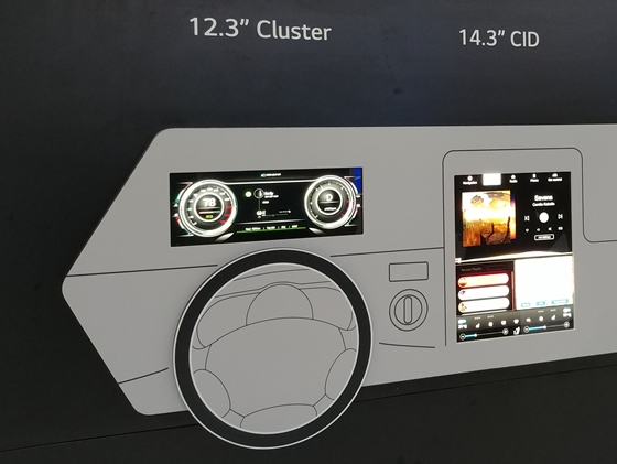 SID 2018에서 LG디스플레이가 설치한 12.3인치 자동차 계기판용 디스플레이 및 14.3인치 CID.ⓒLG디스플레이