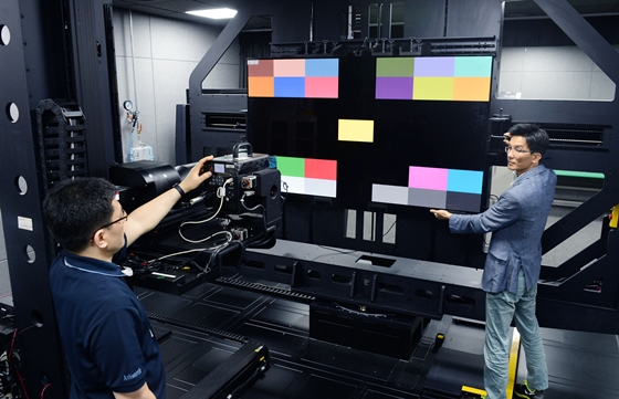 LG전자 연구원들이 '화질 자동 측정 시스템(Picture Quality Performance System)'으로 올레드 TV 화질 특성을 측정하고 있다.ⓒLG전자