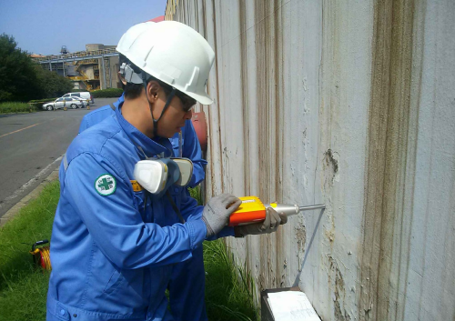 광양제철소 직원이 콘크리트 구조물 압축 강도를 측정하고 있다.ⓒ광양제철소