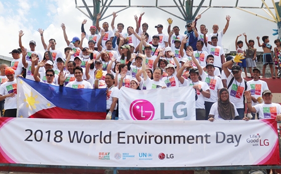 LG전자 필리핀법인 임직원들이 24일 환경보호 활동 후 기념촬영을 하고 있다. ⓒLG전자