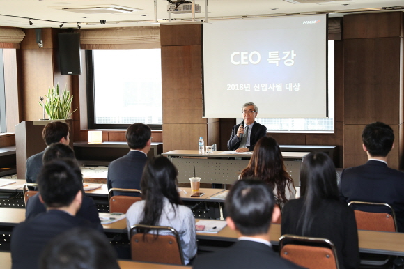 지난 24일 서울 연지동 본사 아산홀에서 유창근 현대상선 사장이 2018년 입사한 신입사원을 대상으로 CEO 특강을 진행하고 있다.ⓒ현대상선
