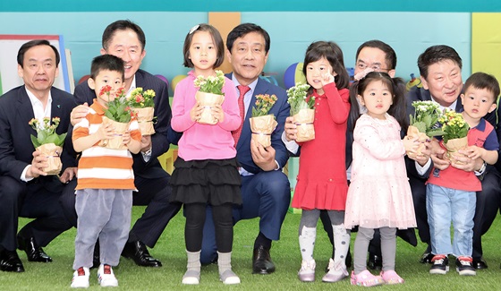 김정태 하나금융그룹 회장(사진 두번째줄, 왼쪽에서 세번째)과 계열사 대표들이 '명동하나금융어린이집' 착공식에 참석한 어린이들과 기념사진 촬영을 하고 있다.ⓒ하나금융그룹