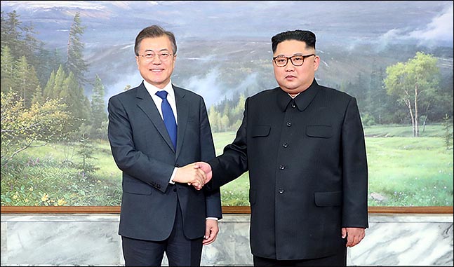 문재인 대통령과 북한 김정은 국무위원장이 26일 오후 판문점 북측지역 통일각에서 만나 악수를 하고 있다. ⓒ청와대