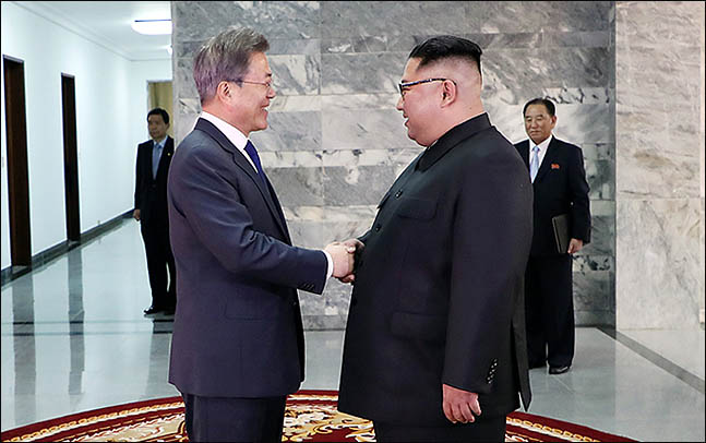 문재인 대통령과 북한 김정은 국무위원장이 26일 오후 판문점 북측지역 통일각에서 만나 악수를 하고 있다. ⓒ청와대