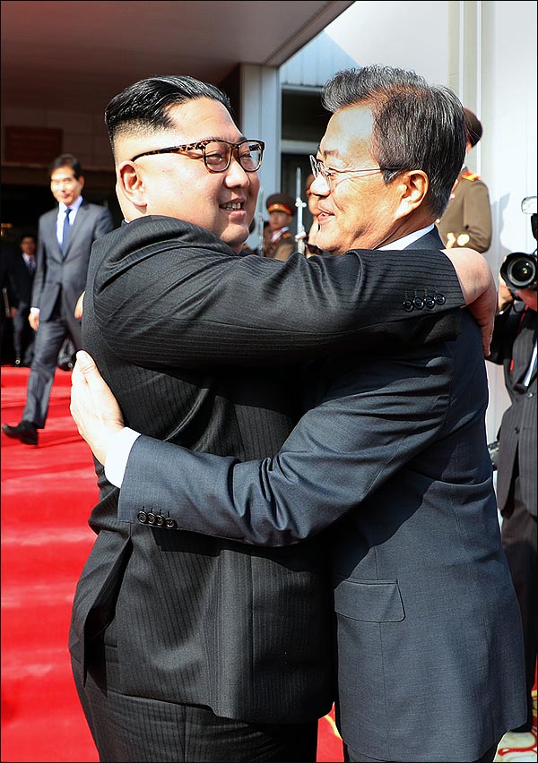 문재인 대통령과 북한 김정은 국무위원장이 26일 오후 판문점 북측지역 통일각에서 열린 2차 남북정상회담을 마친 뒤 인사를 나누며 포옹을 하고 있다. ⓒ청와대