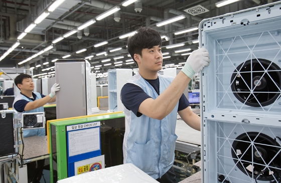 삼성전자 광주사업장 공기청정기 생산라인에서 직원들이 '삼성 큐브'와 '삼성 블루스카이' 공기청정기를 생산하고 있는 모습.ⓒ삼성전자