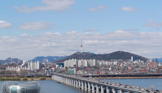 5월의 마지막 월요일인 28일은 서울 낮 기온이 27도까지 오르는 등 전국이 초여름 더위를 이어가겠다.ⓒ연합뉴스