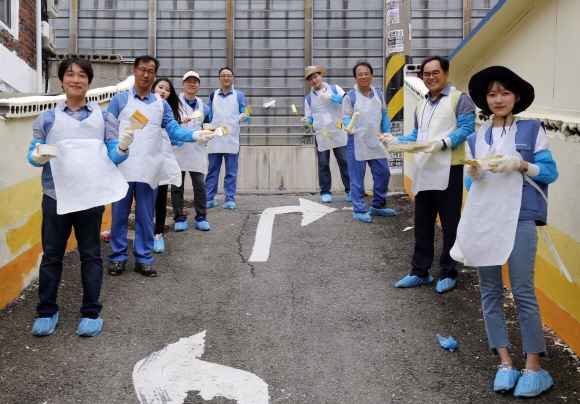 포스코에너지는 29일 인천 서구 가정동 98번길에서 안심마을 조성을 위한 벽화거리 만들기 봉사활동을 실시했다.ⓒ포스코에너지