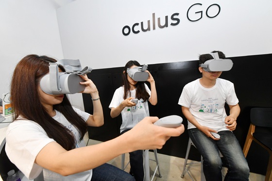 페이스북 커뮤니티 커넥트에서 오큘러스 고(Oculus Go)를 체험하고 있는 방문객. ⓒ페이스북코리아