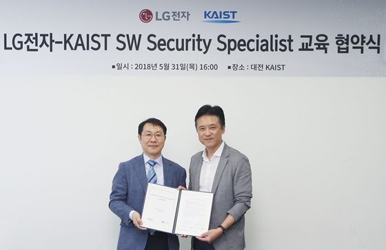 31일 대전 KAIST에서 열린 협약식에서 이규은 LG전자 SW개발전략실장(왼쪽)과 김용대 KAIST 사이버보안연구센터장(오른쪽)이 협약서를 맞들고 있다.ⓒLG전자