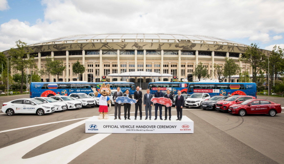 현대·기아차는 5월 31일(현지시각) 러시아 모스크바 루즈니키 경기장(Luzhniki Stadium)에서 양사의 임직원을 비롯해 FIFA 관계자와 현지 기자단이 참석한 가운데 ‘2018 FIFA 러시아 월드컵(2018 FIFA World Cup Russia™)’의 공식 차량 전달식을 진행했다.ⓒ현대기아차