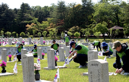 코오롱 임직원들이 1일 오후 서울 동작구 국립서울현충원을 찾아 묘역 정화 활동을 하고 있다. ⓒ코오롱