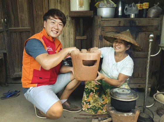 SK텔레콤이 미얀마 취약계층의 삶의 질 향상을 위해 쿡스토브 보급에 나섰다. ⓒSKT