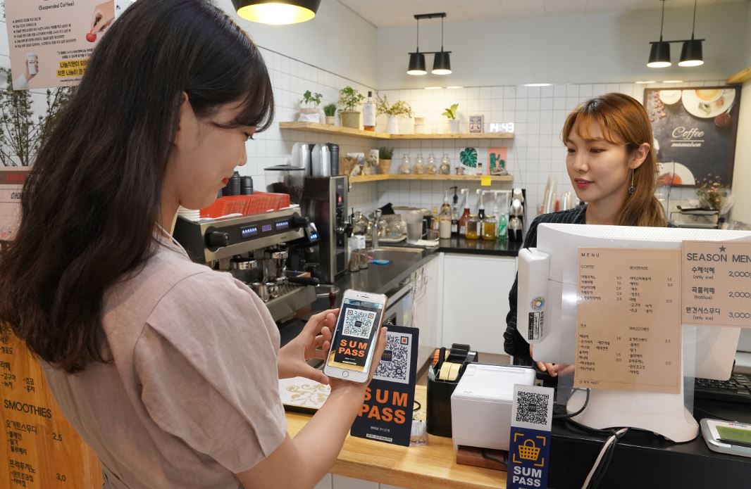 BNK부산은행은 가맹점 결제수수료와 결제단말기 설치가 필요 없는 계좌간 즉시 이체방식 간편결제 서비스인 '썸패스(SUMPASS)'를 출시한다고 4일 밝혔다.ⓒ부산은행