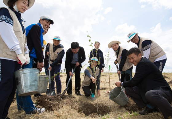 대한항공 임직원들이 몽골 바가노르시 주민과 함께 나무를 심고 있는 모습.ⓒ대한항공