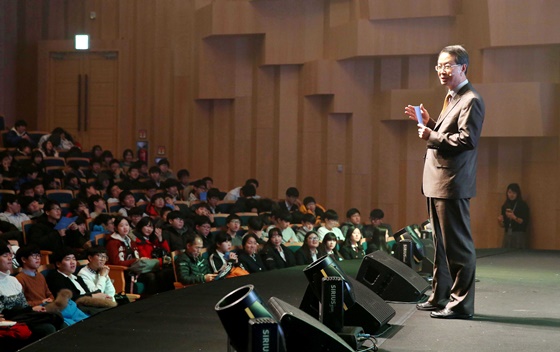 1,000번째 색동나래교실에서 강연을 하고 있는 김수천 아시아나항공 사장.ⓒ아시아나항공
