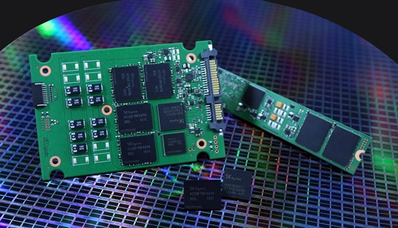 4세대(72단) 3D 낸드 기반 4TB SATA SSD와 1TB PCIe SSD.ⓒSK하이닉스
