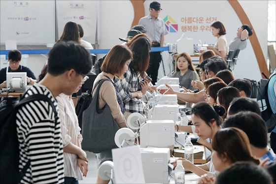 6.13 지방선거 사전투표가 시작된 8일 오전 서울역에 설치된 사전투표소에서 유권자들이 사전투표를 하고 있다.ⓒEBN DB
