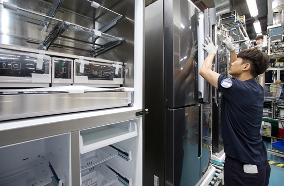 삼성전자 직원들이 광주사업장의 생활가전 생산라인에서 프리미엄 냉장고를 분주하게 생산하고 있다.ⓒ삼성전자
