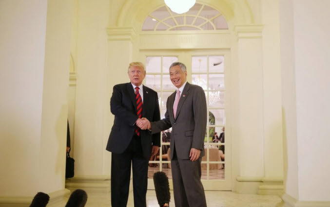 6·12 북미정상회담을 하루 앞둔 11일 오후 도널드 트럼프 미국 대통령이 싱가포르 이스타나궁에서 리셴룽(李顯龍) 싱가포르 총리와 회담에 앞서 악수하고 있다. ⓒ연합뉴스