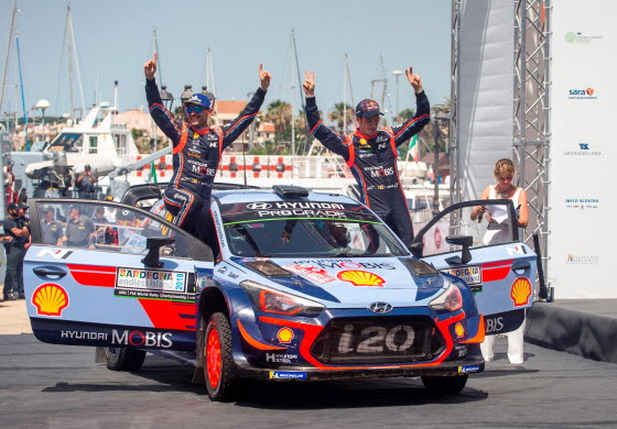 ‘2018 WRC 이탈리아 랠리’에서 우승을 차지한 티에리 누빌 (Thierry Neuville, 사진 우측)과 니콜라스 질술(Nicolas Gilsoul, 티에리 누빌의 Co-Driver/사진 좌측)이 우승을 차지하고 환호하는 모습.ⓒ현대차