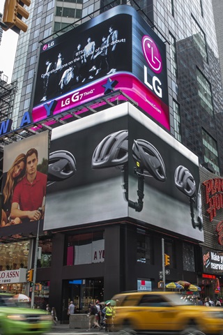 LG전자가 현지시간 10일부터 사흘간 타임스스퀘어 전광판을 통해 방탄소년단을 응원하는 광고 영상을 상영하고 있다. ⓒLG전자