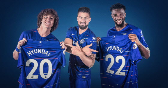 현대차 로고가 박힌 유니폼을 입은 첼시 FC 소속 선수들. 좌측부터 다비드 루이스 (David Luiz), 올리비에 지루(Oliver Giroud), 티에무에 바카요코 (Tiemoue Bakayoko).ⓒ현대차