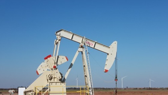 국제유가가 혼조세를 보였다. 석유수출국기구(OPEC) 원유생산량 증가지표와 미국의 원유재고량 감소 기대감이 엇갈리면서다.ⓒ연합뉴스