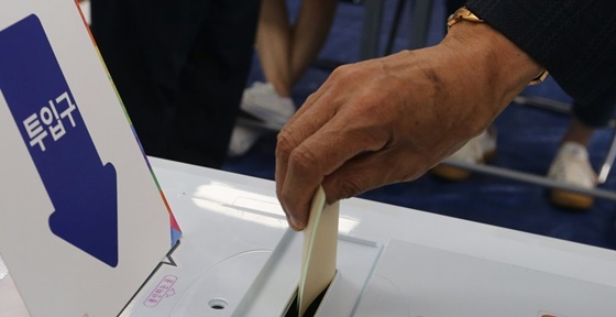 중앙선거관리위원회는 제7회 전국동시지방선거 투표일인 13일 오후 3시 현재 투표율이 50.1%로 집계됐다고 밝혔다.ⓒ연합뉴스